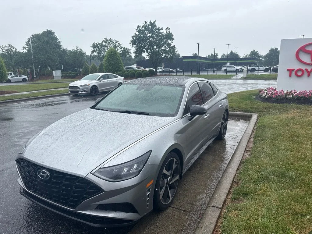 Used 2021 Silver Hyundai SEL Plus image 2