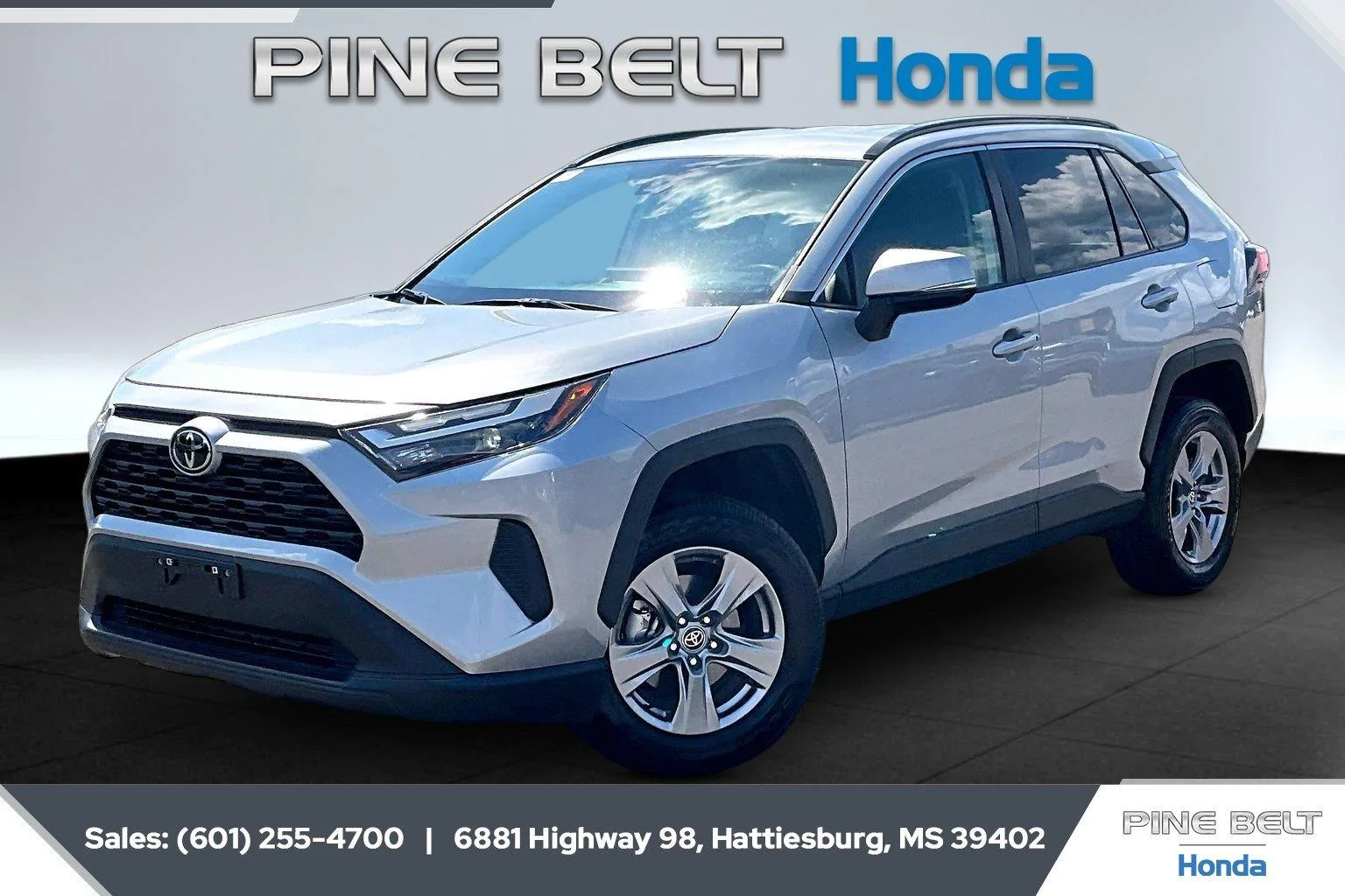 Used 2025 Silver Sky Metallic Toyota XLE image 10