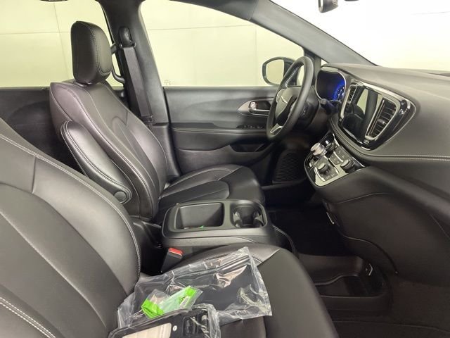 New 2026 Bright White Clear-Coat Exterior Paint Chrysler Select image 13