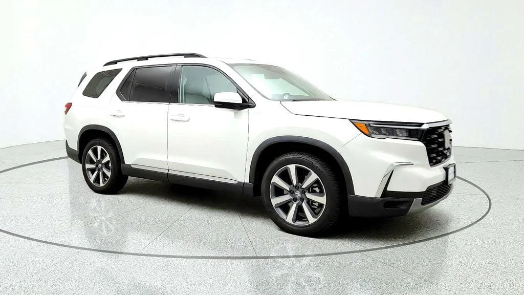 Used 2024 Platinum White Pearl Honda Touring AWD image 3