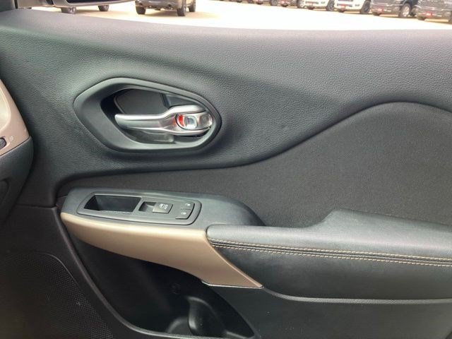 Certified Used 2017 Bright White Clearcoat Jeep Latitude image 19