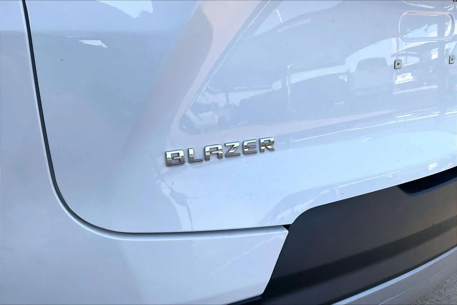 Used 2023 SUMMIT WHITE Chevrolet LT image 9