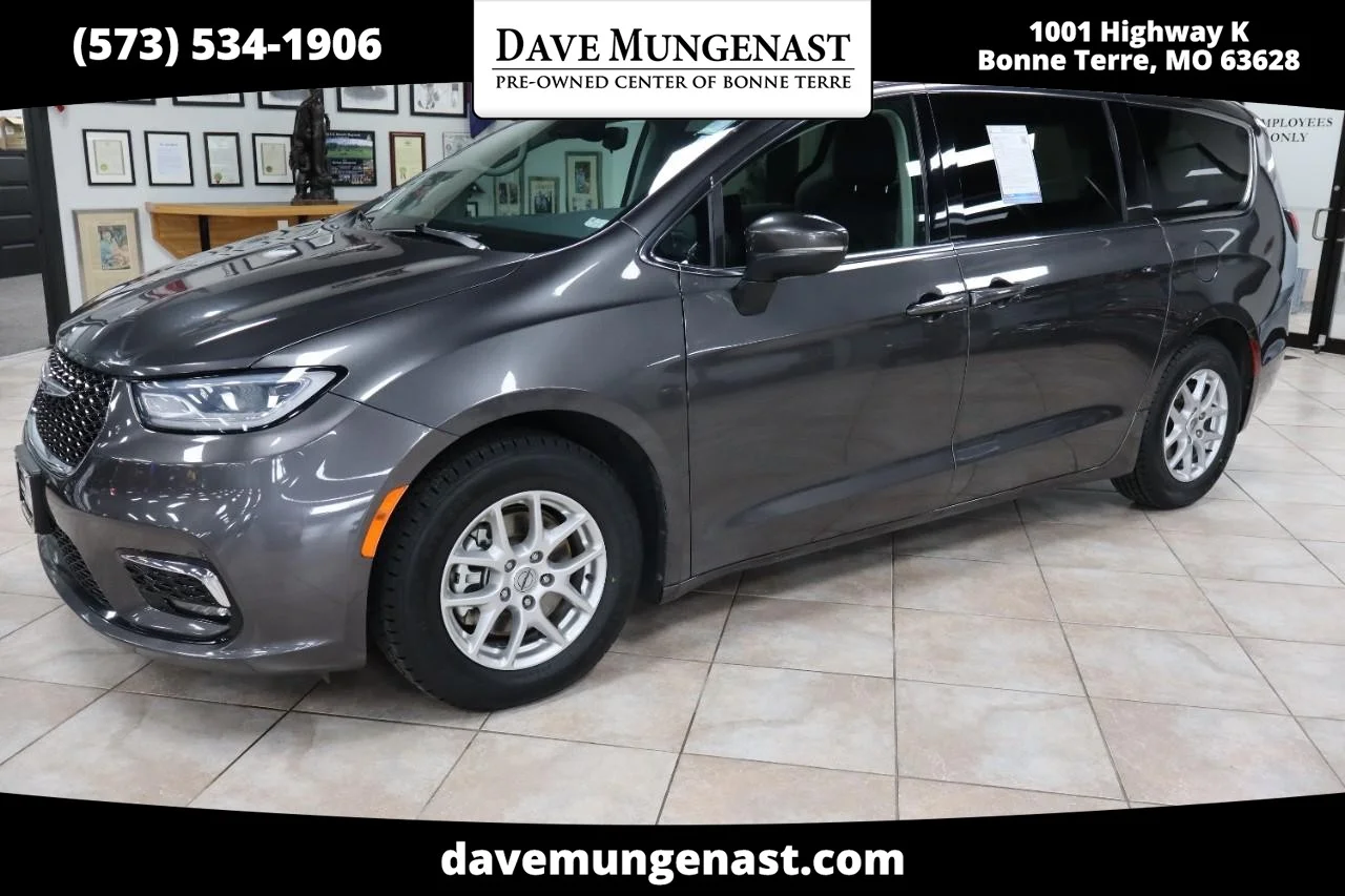 2023 Chrysler Pacifica Touring L's photo