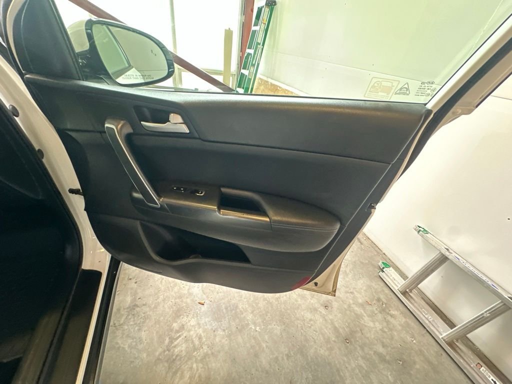 Used 2022 White Kia Nightfall image 33