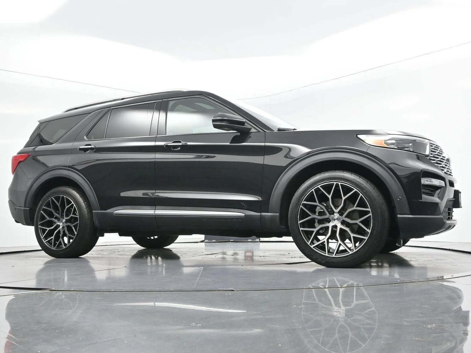 Used 2022 Agate Black Ford Platinum image 44