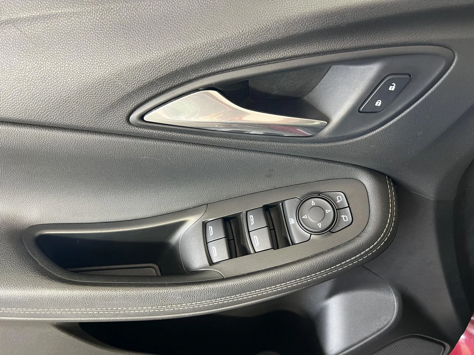 Used 2020 CHILI RED METALLIC Buick Preferred image 6