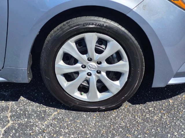 Used 2022  Toyota LE image 8