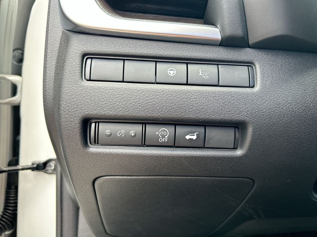 Used 2025 White Nissan Platinum image 22