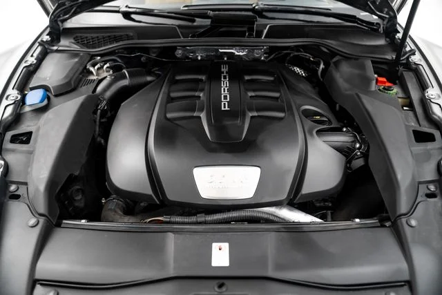 Used 2014  Porsche Diesel Platinum Edition image 37