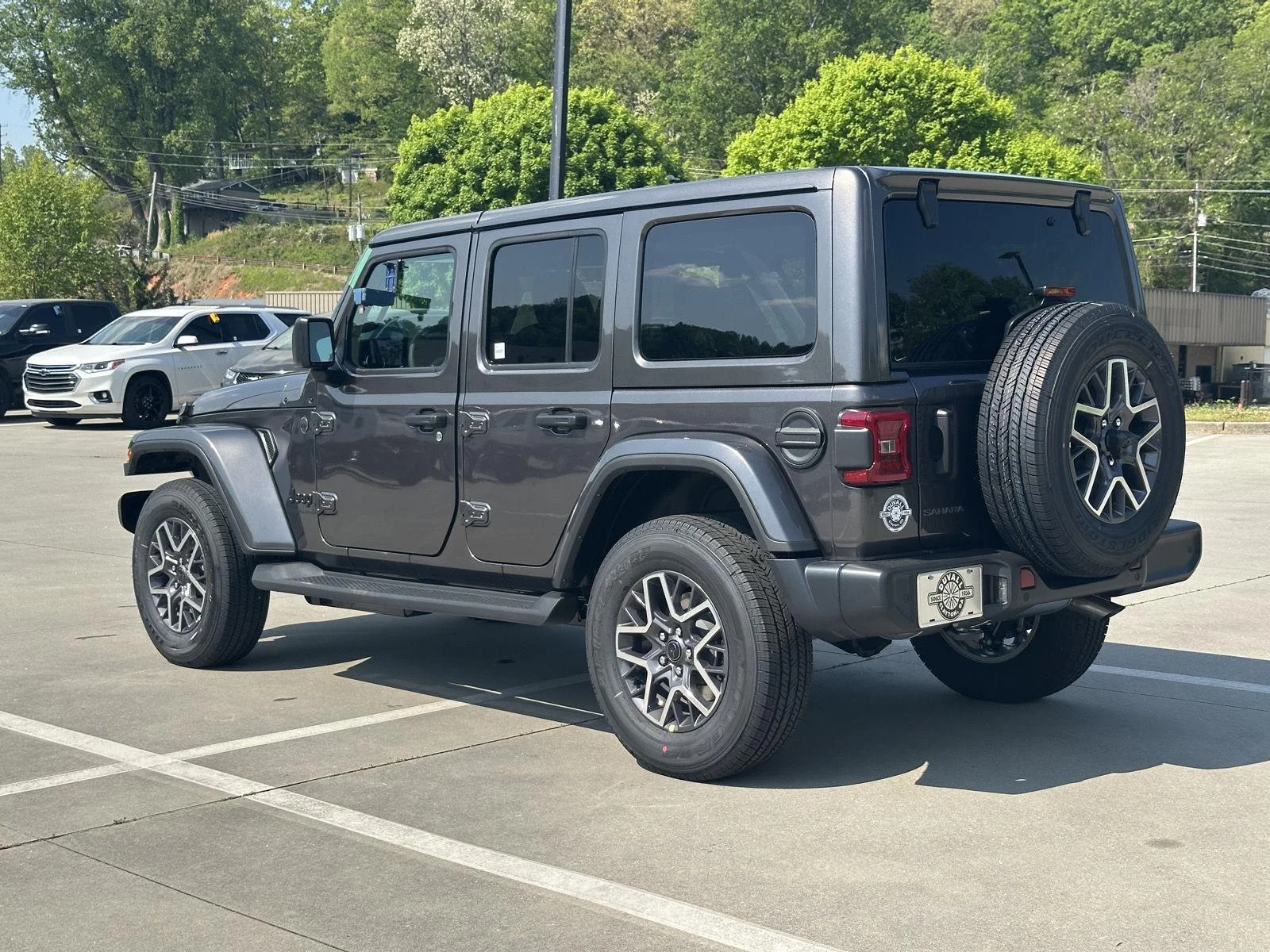 New 2026 Granite Crystal Metallic Clear-Coat Exterior Paint Jeep Sahara image 5