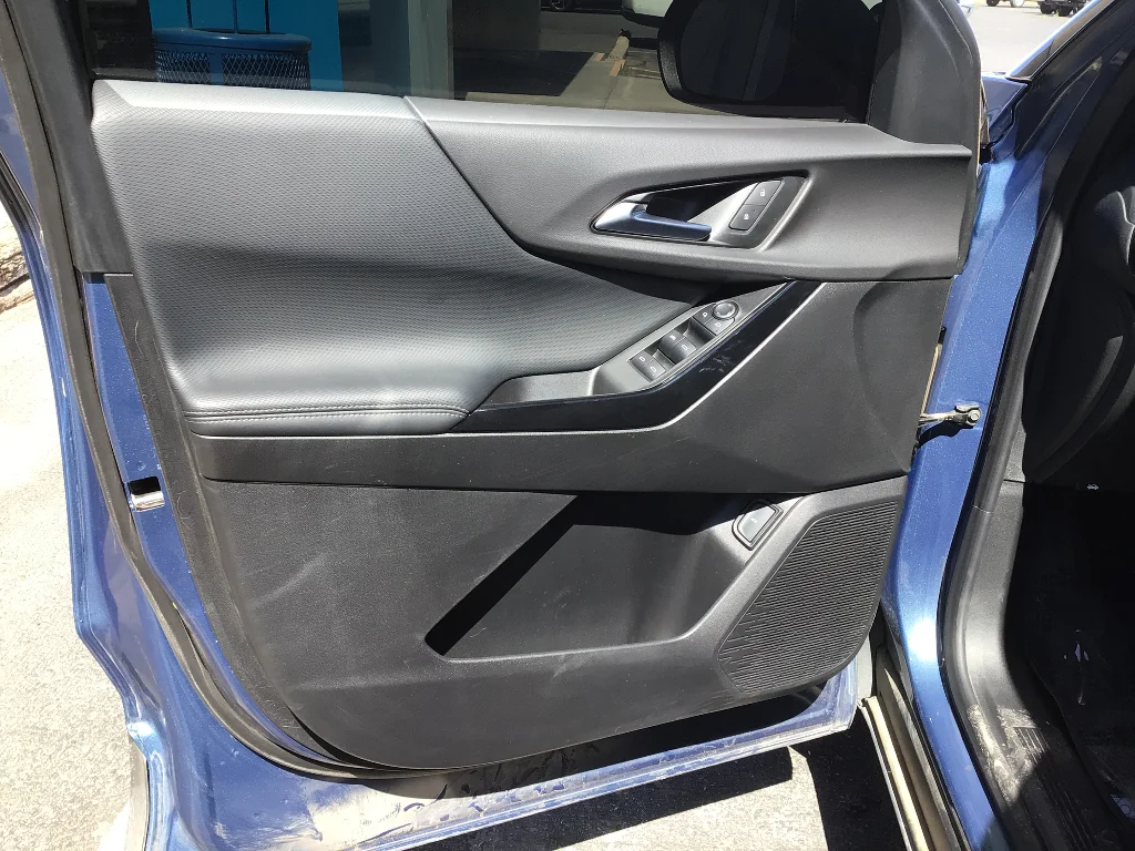 Used 2025 Lakeshore Blue Metallic Chevrolet LT image 9