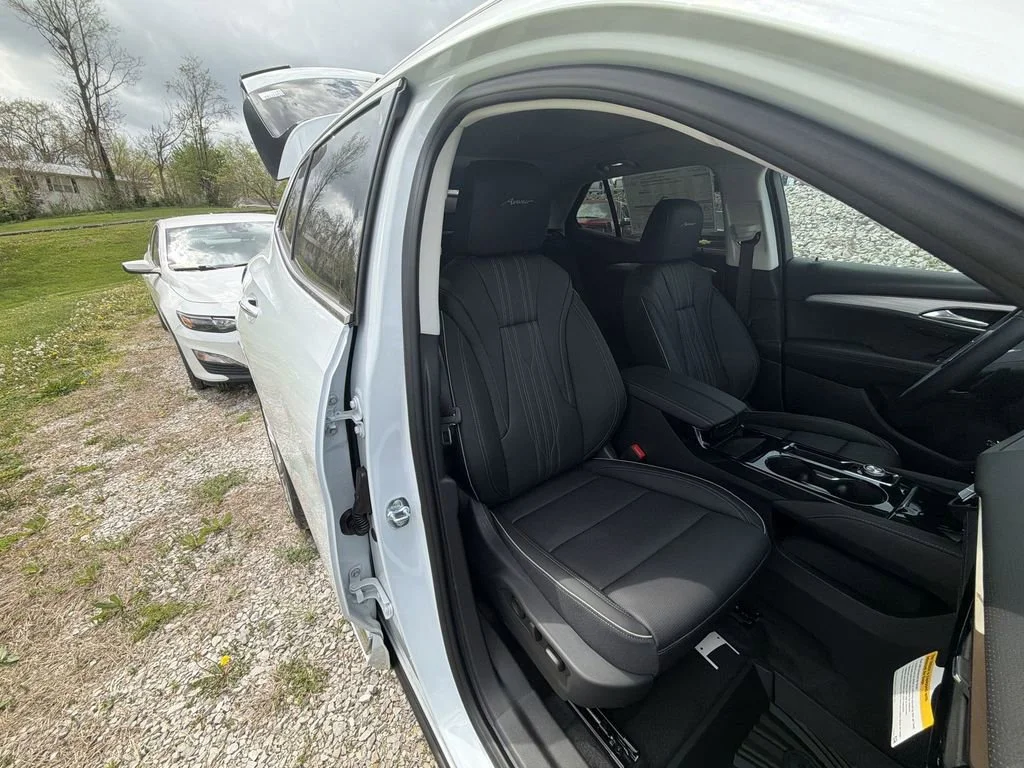 New 2026 Iridescent White Tricoat Buick Avenir image 31