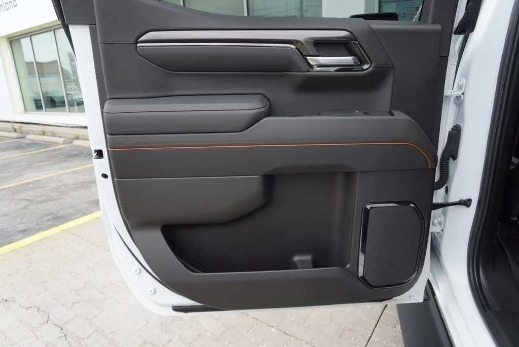 Used 2025 White GMC AT4 image 31