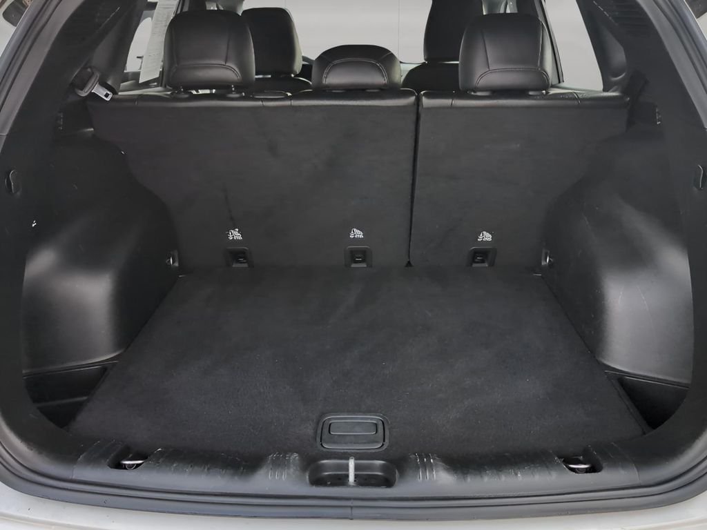 Used 2024 Bright White Clearcoat Jeep Latitude image 28