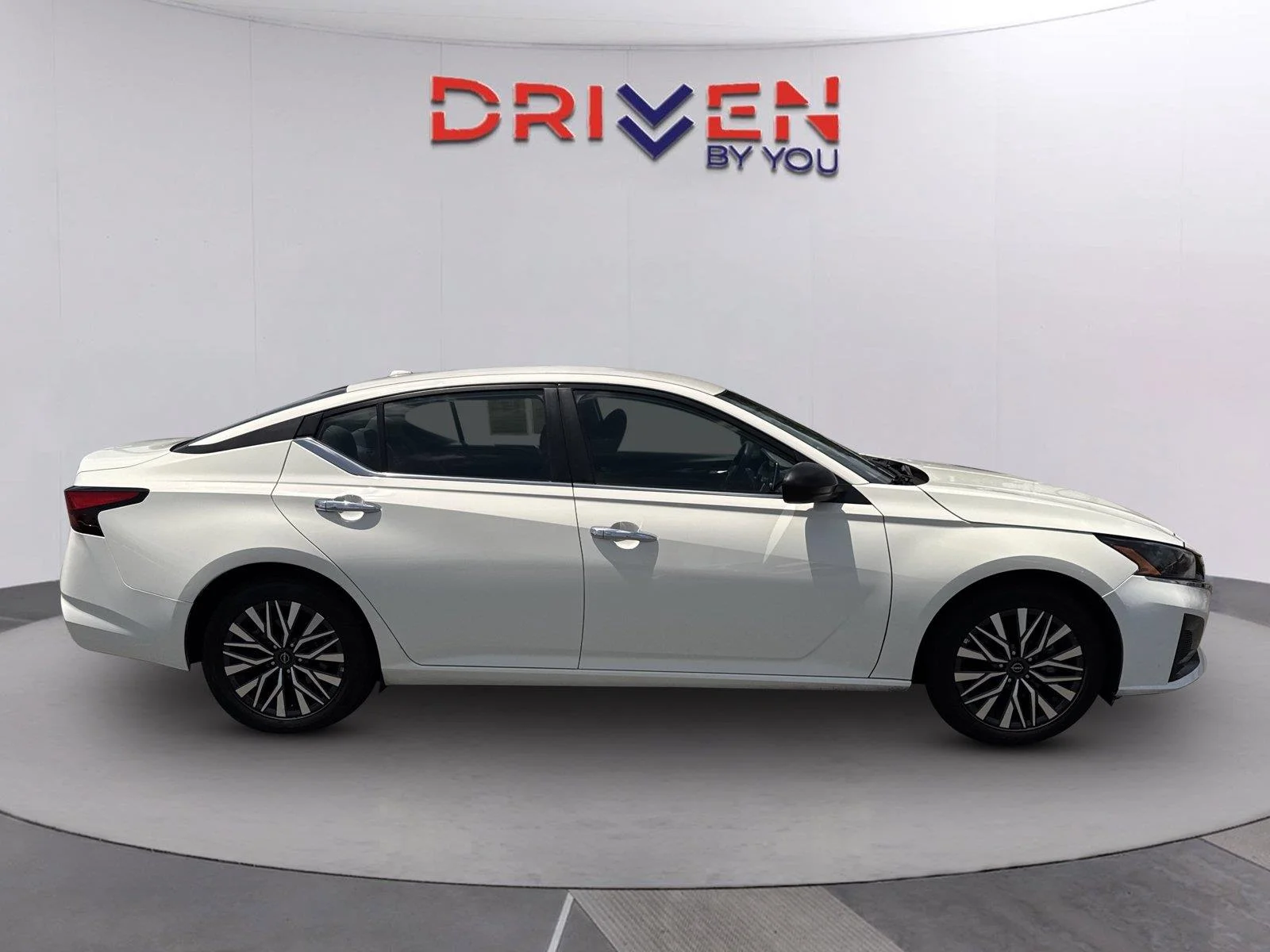 Used 2025 Glacier White Nissan SV image 3