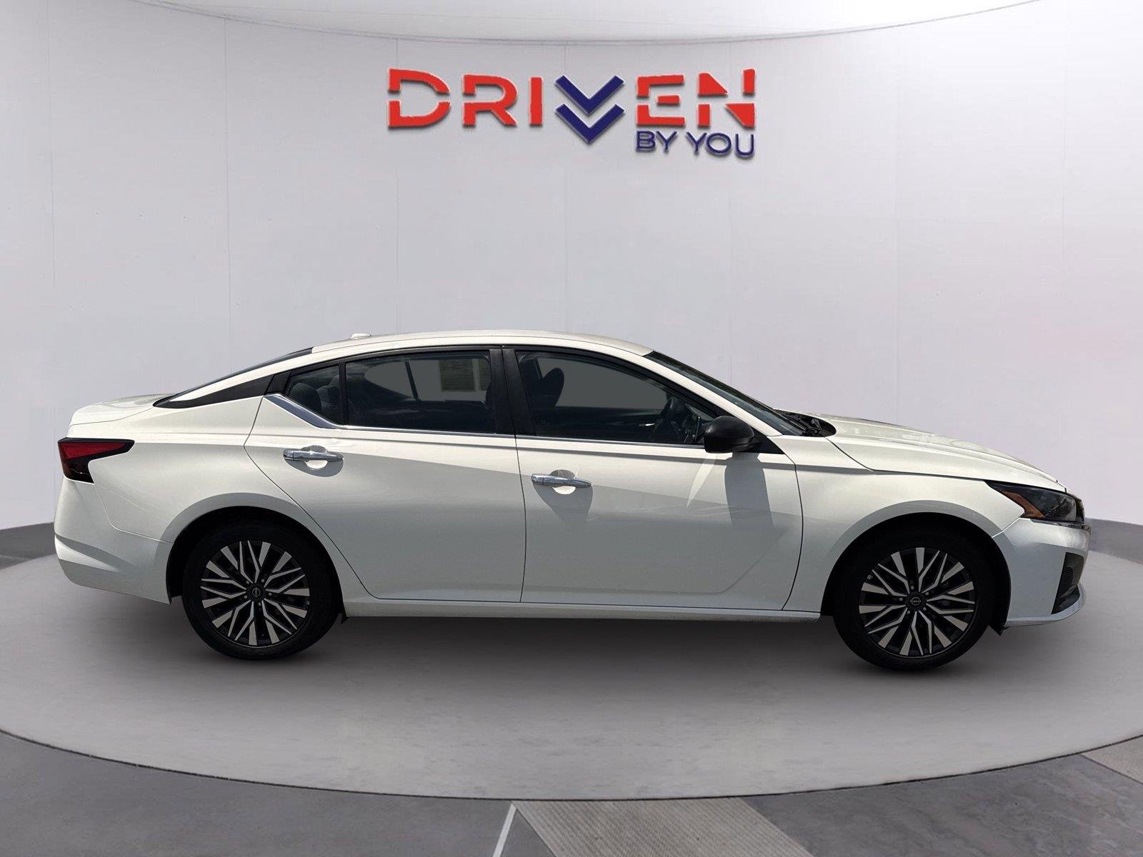Used 2025 Glacier White Nissan SV image 3