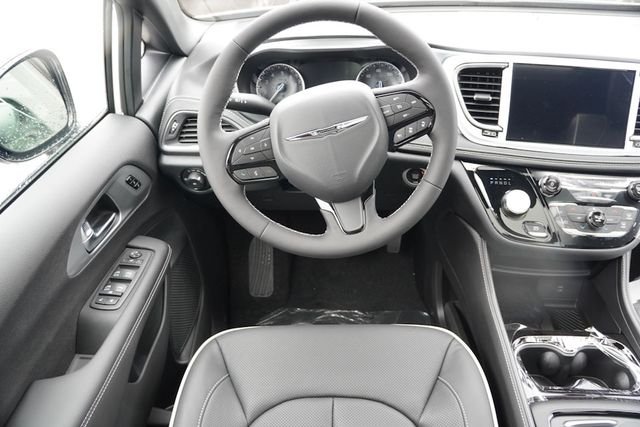 New 2026 Bright White Clear-Coat Exterior Paint Chrysler Limited image 14