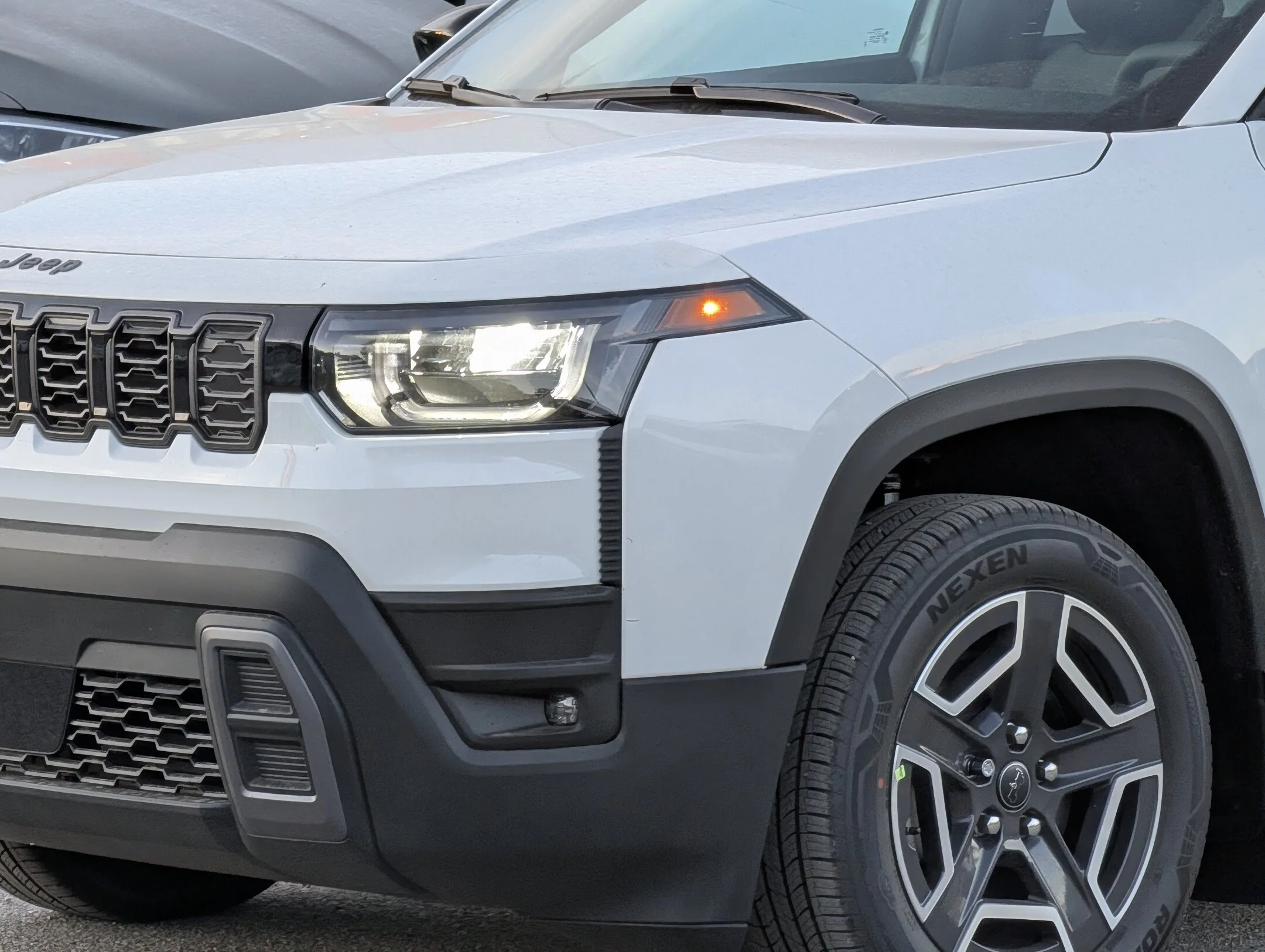 New 2026 White Jeep Limited - - Hybrid - Dual-Pane Pano Sunroof - Capri Leatherette - Power Liftgate & More! image 10