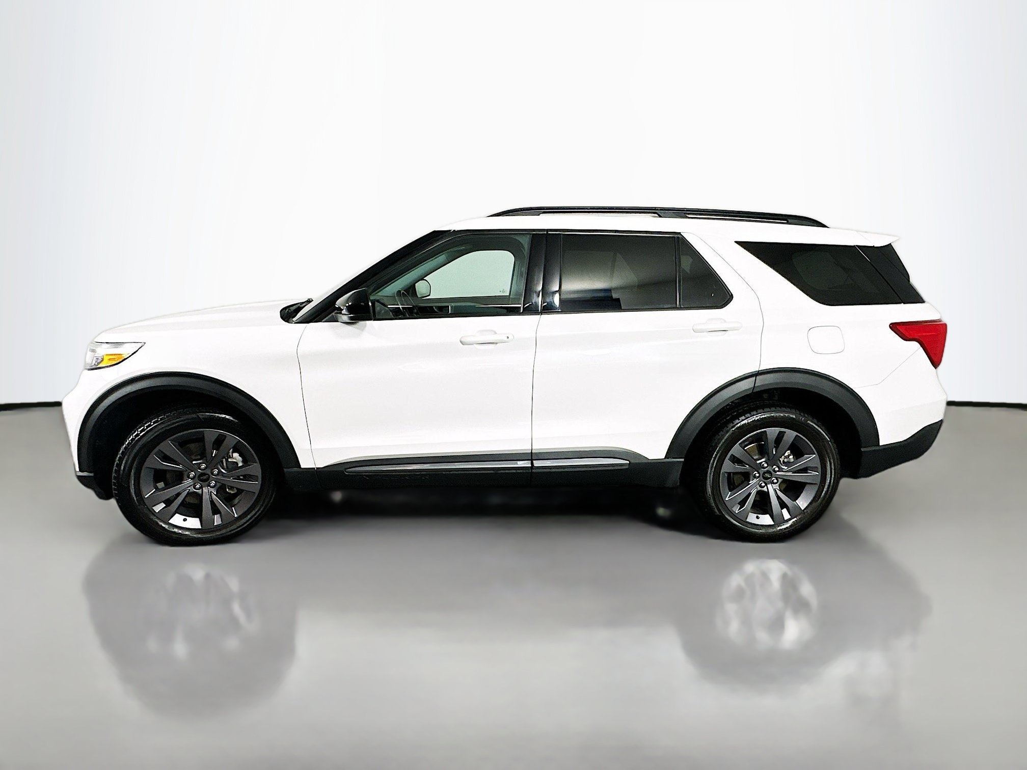 Used 2022 White Metallic Ford XLT image 4