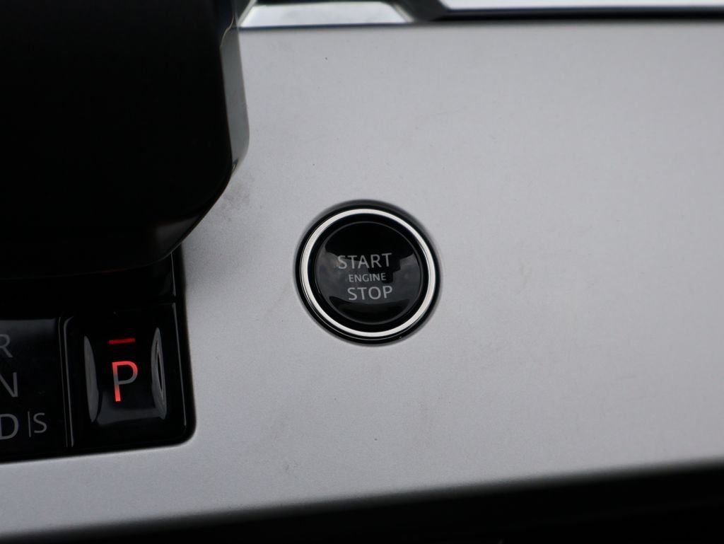 New 2026 Santorini Black Land Rover SE image 26
