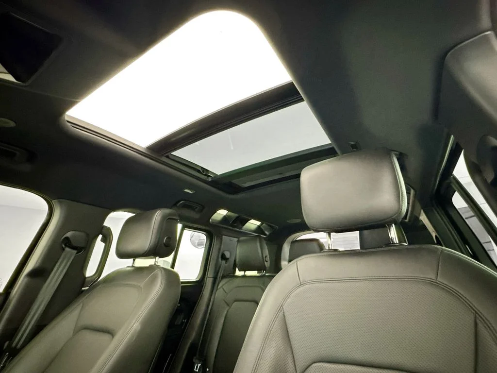 Used 2025 Black Land Rover X-Dynamic SE image 22