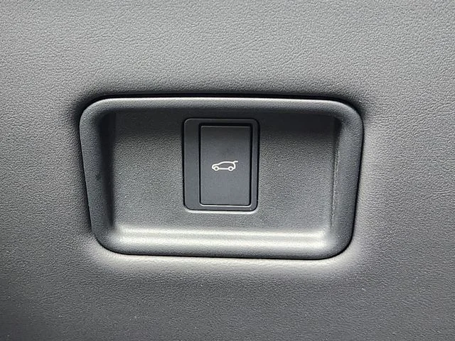 Used 2025 Red Land Rover S image 21