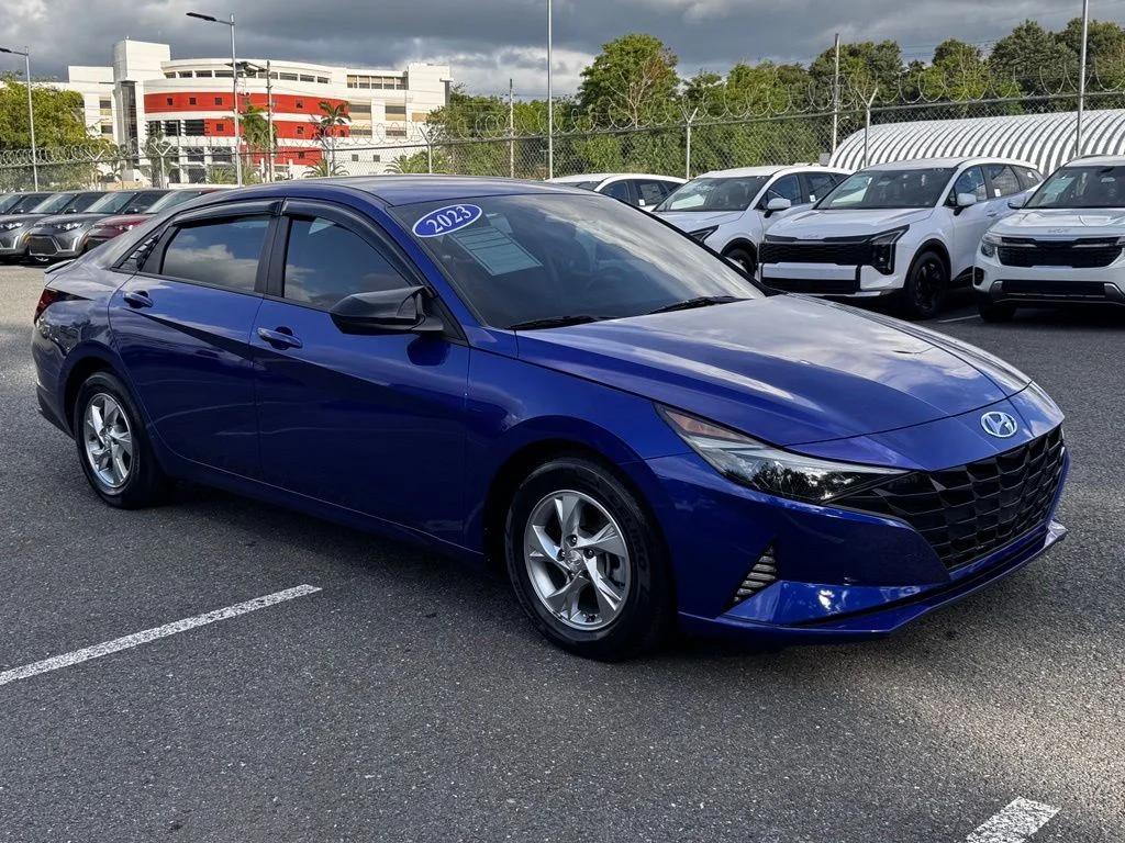 Used 2023  Hyundai SE image 2