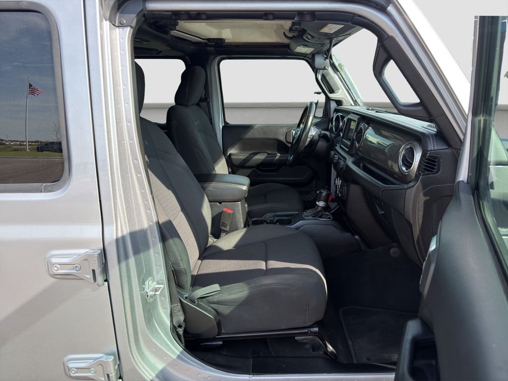 Used 2020 Silver Jeep Unlimited Sahara image 18