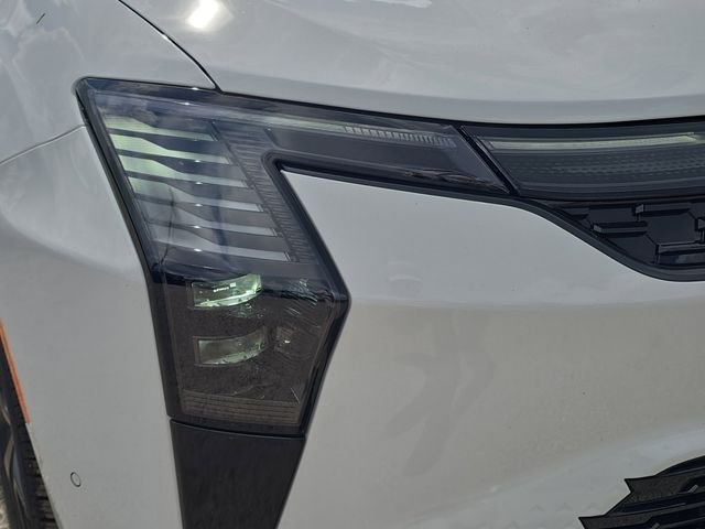 New 2027 Bright White Clear-Coat Exterior Paint Chrysler Limited image 7