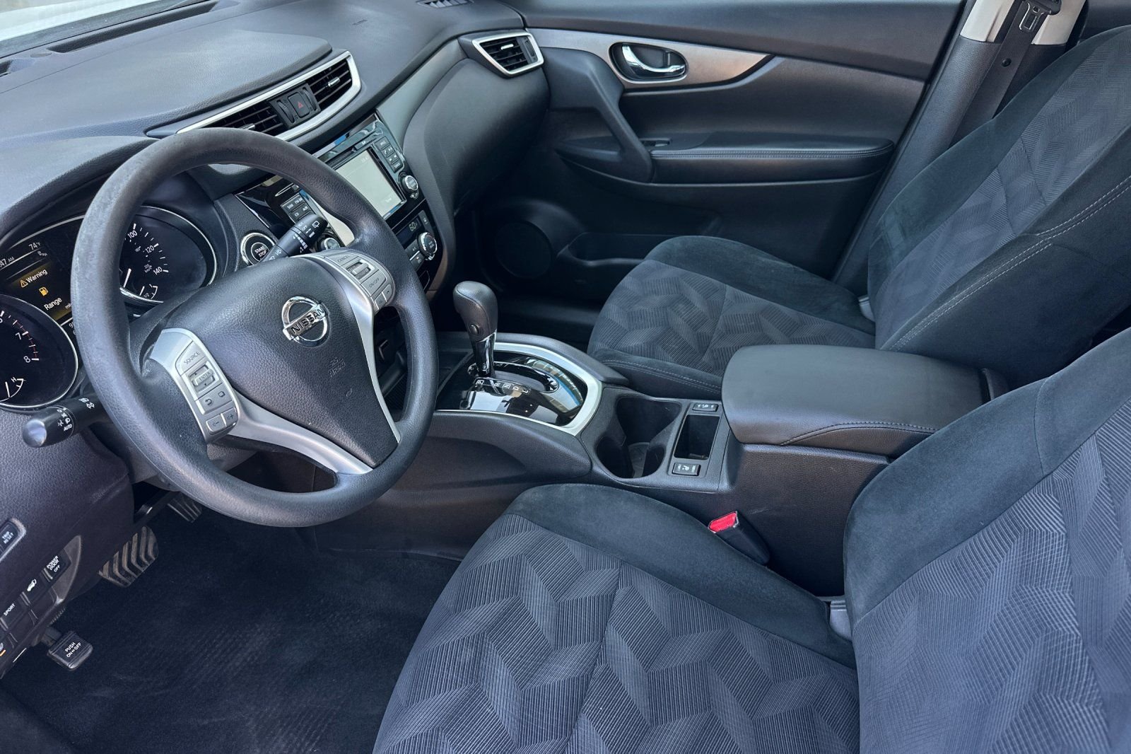 Used 2016 Glacier White Nissan SV image 9