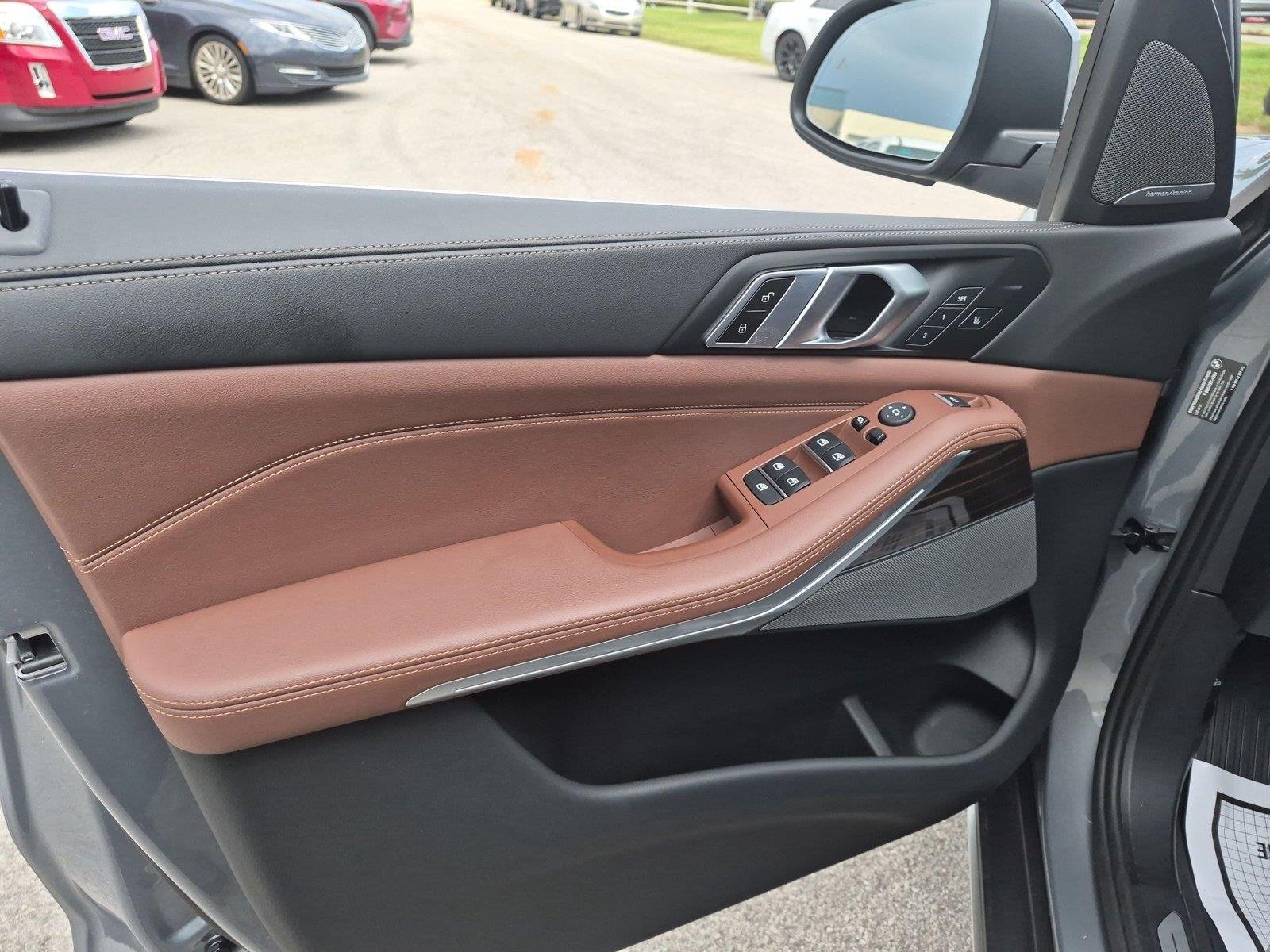 Used 2025 Skyscraper Grey Metallic BMW xDrive40i image 14