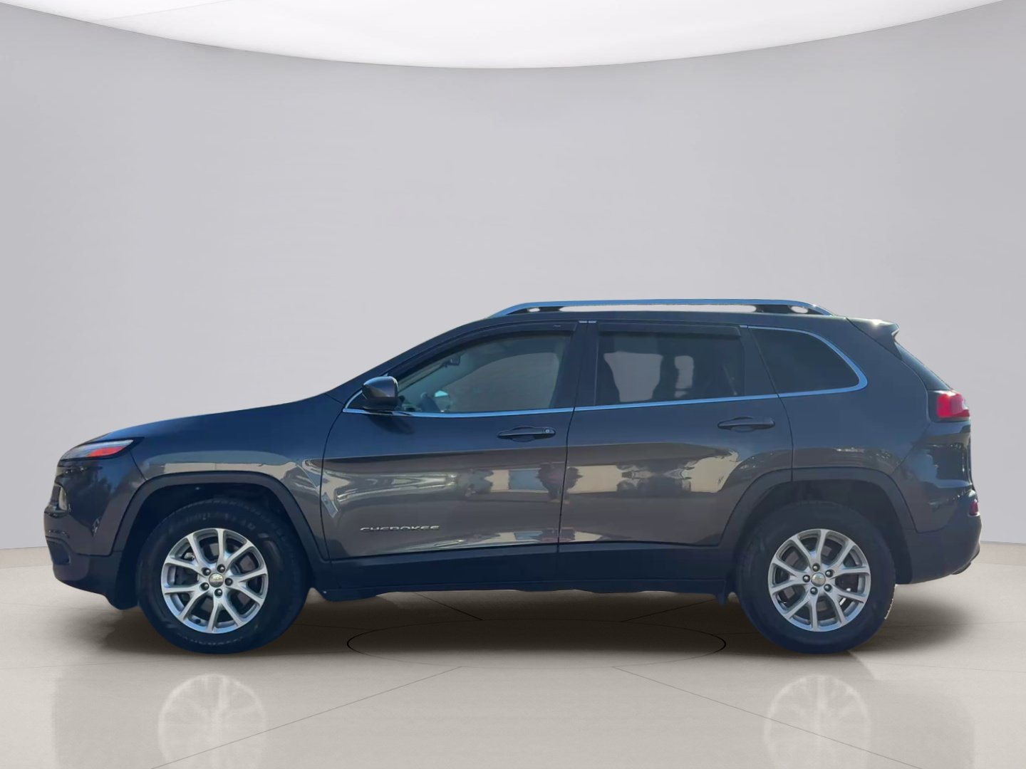 Used 2015 Grey Jeep LATITUDE image 2