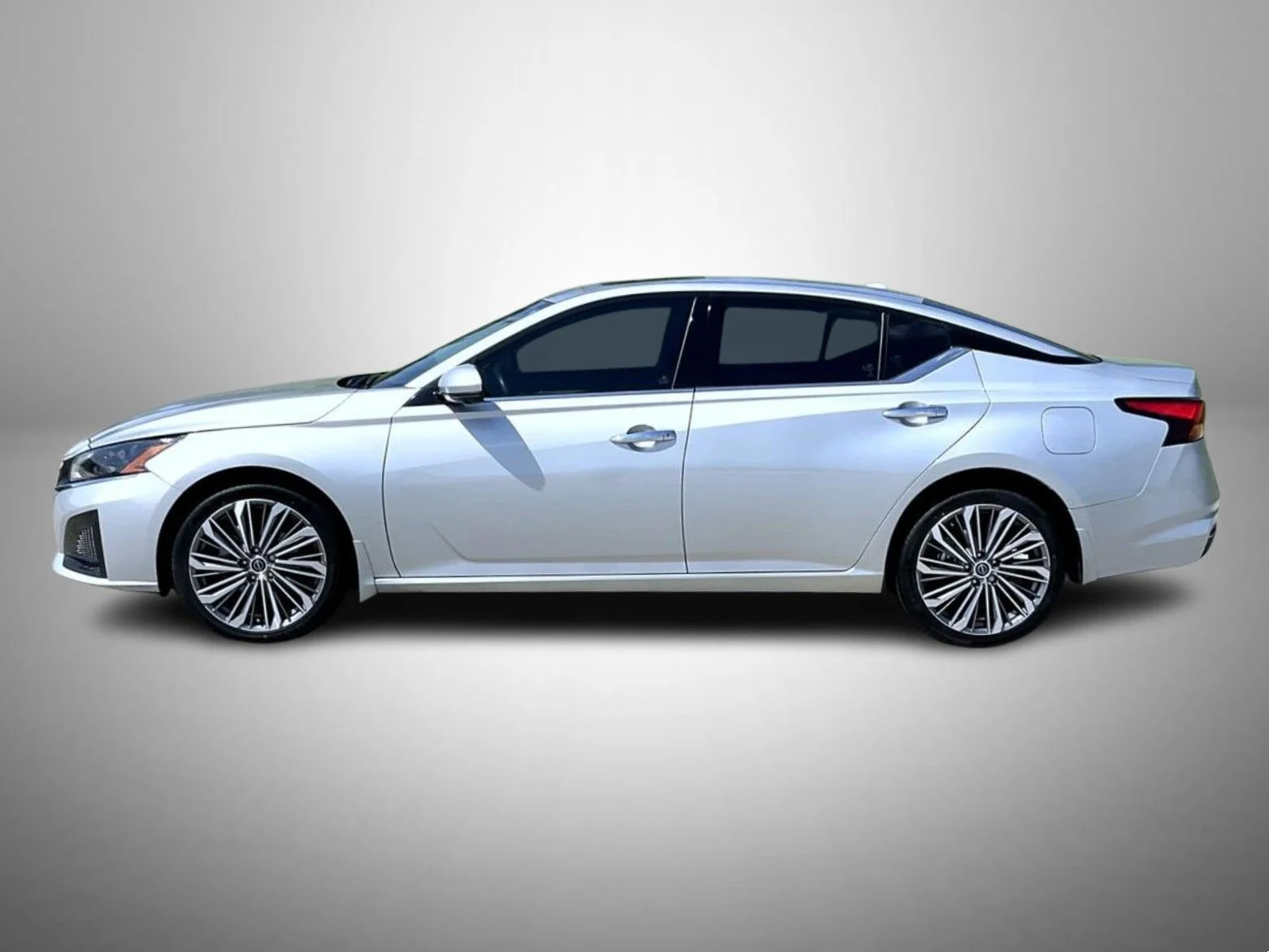 Used 2023 Silver Nissan 2.5 SL image 8