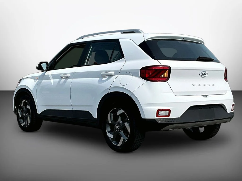 Used 2023 White Hyundai SEL image 4