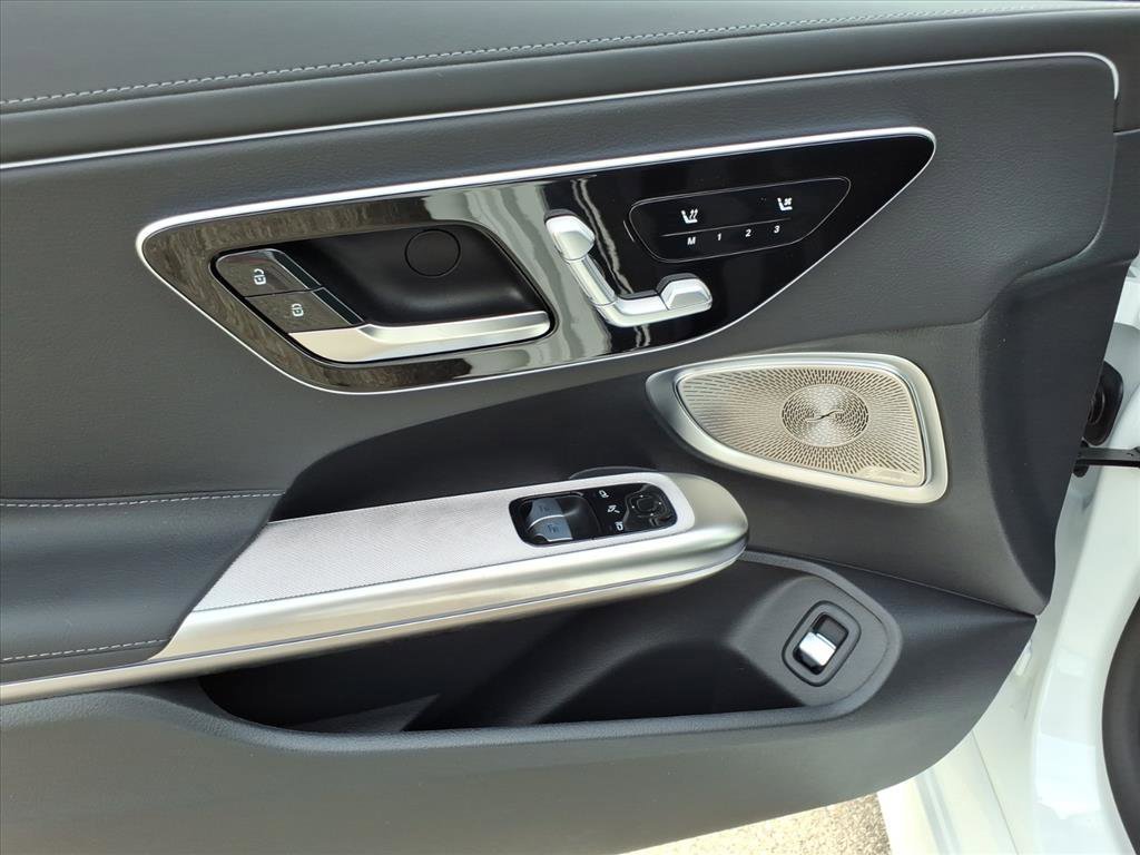 New 2026 MANUFAKTUR Moonlight White Metallic Mercedes-Benz CLE 300 image 13