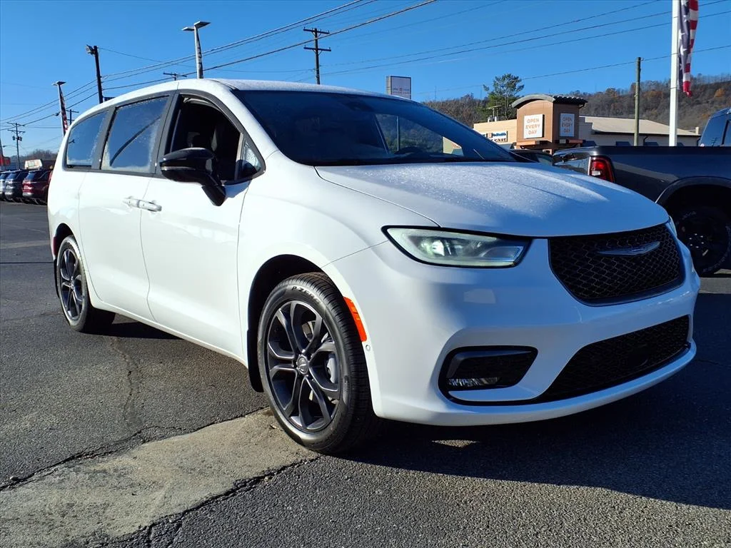 New 2026 Bright White Clear-Coat Exterior Paint Chrysler Select image 1