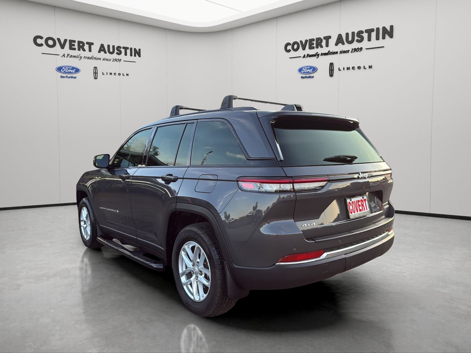 Used 2025 Gray Jeep Laredo X image 3