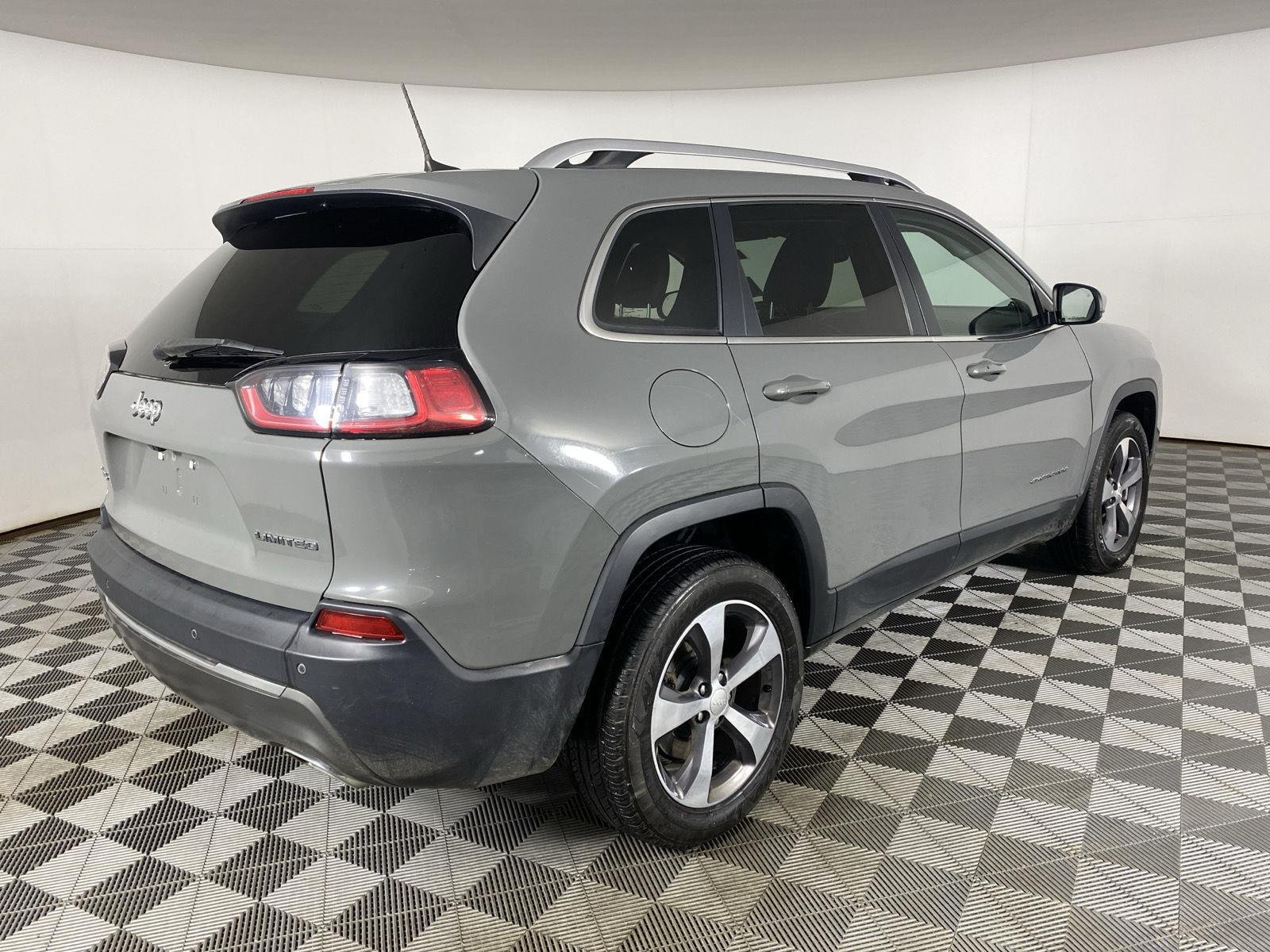 Used 2019 Sting-Gray Clearcoat Jeep Limited image 16