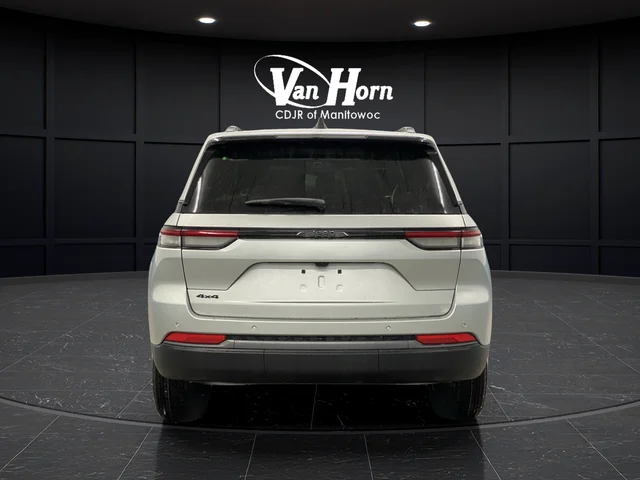 New 2026 Silver Zynith Exterior Paint Jeep Altitude image 14