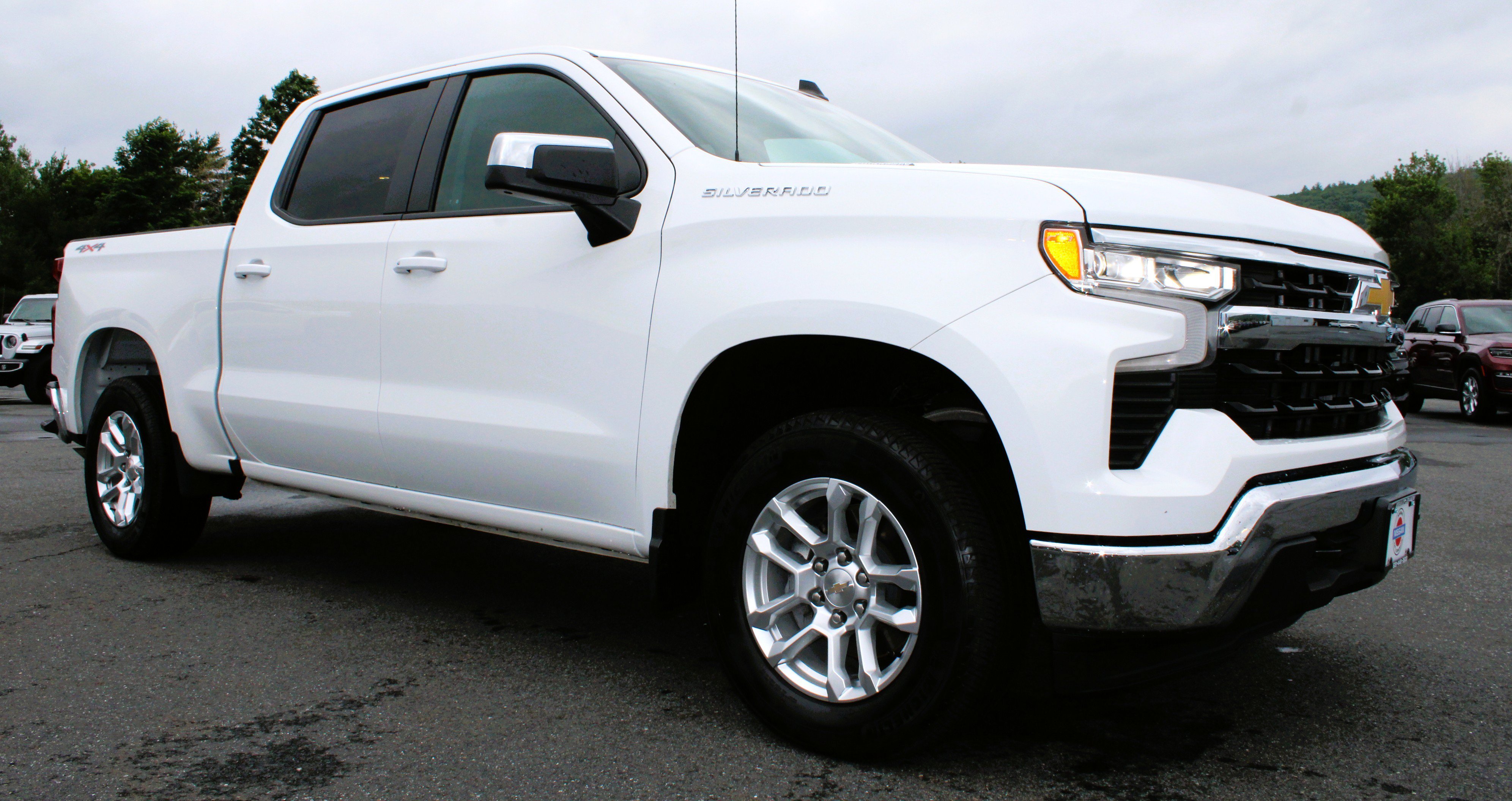 Used 2025 Summit White Chevrolet LT image 5