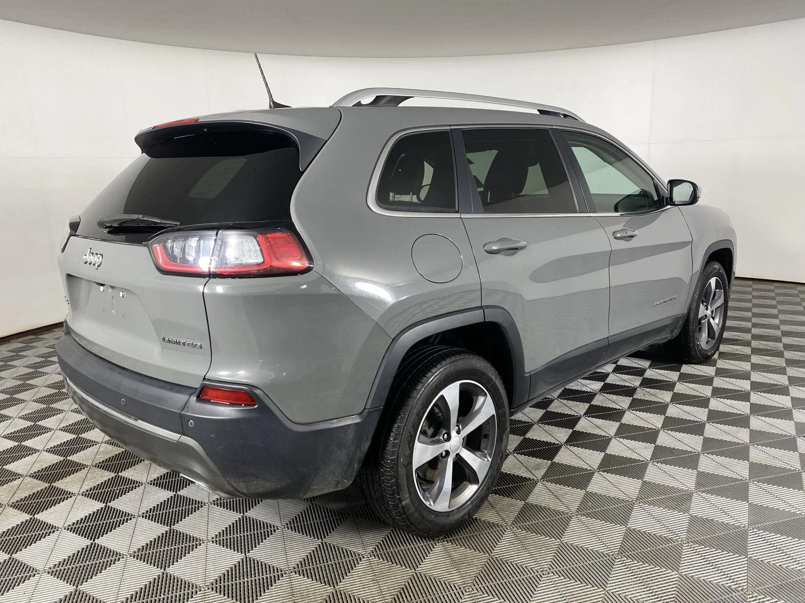 Used 2019 Sting-Gray Clearcoat Jeep Limited image 16