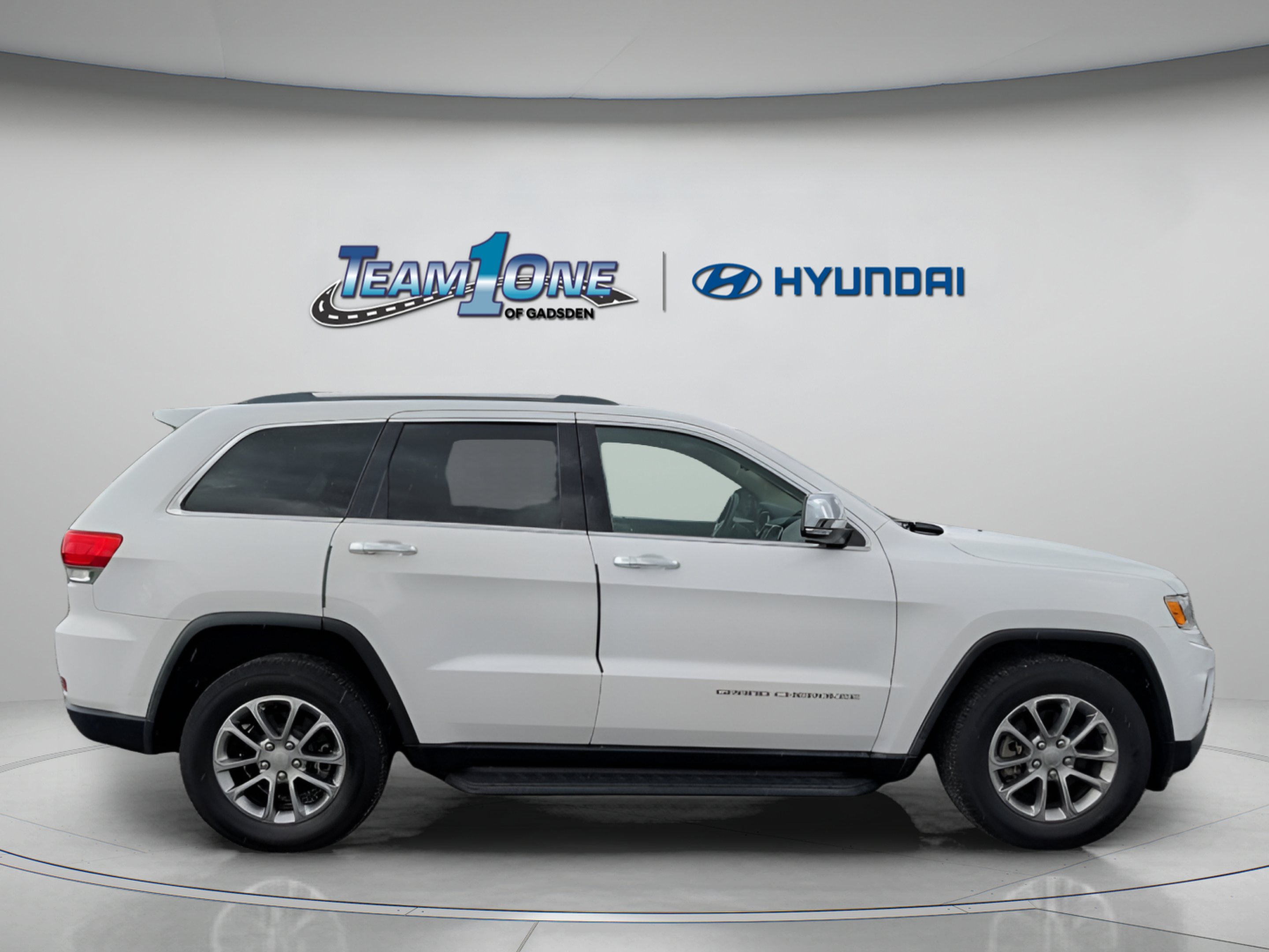 Used 2015 Bright White Clearcoat Jeep Limited image 9