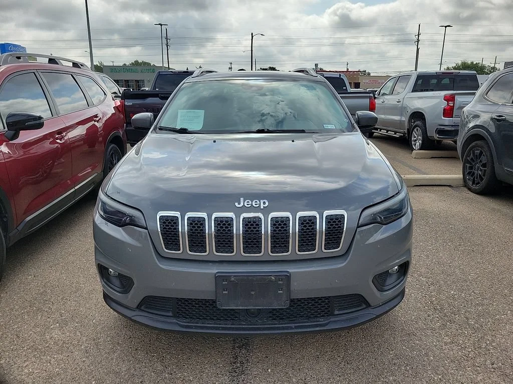 Used 2021  Jeep Latitude Lux image 3