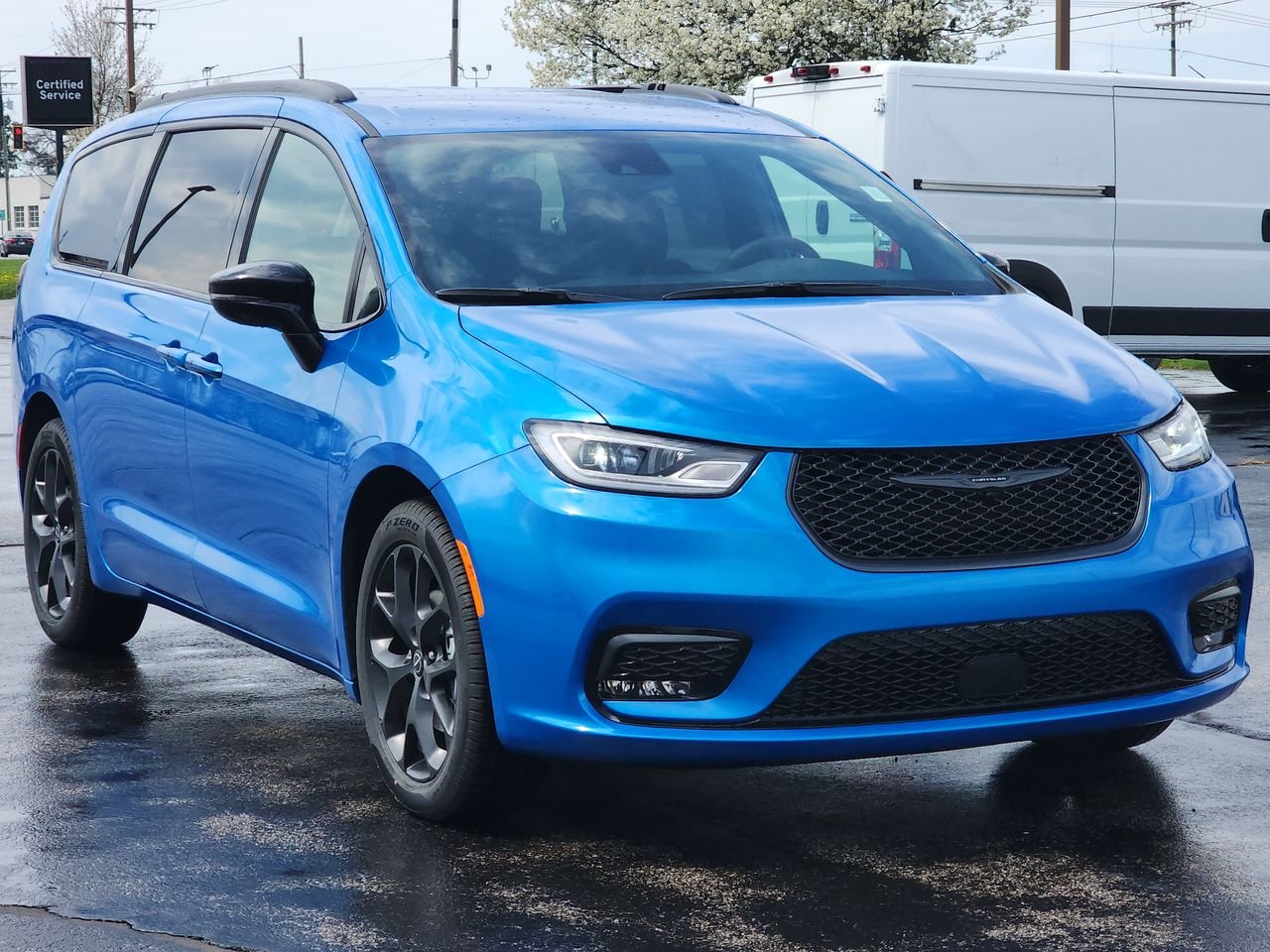 2026 Chrysler Pacifica Select's photo