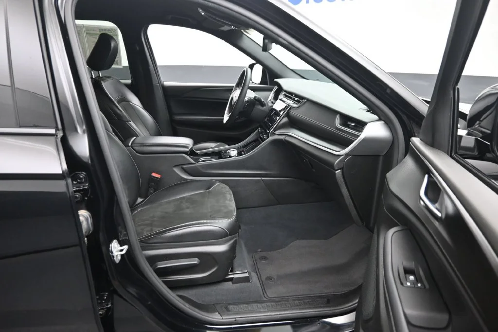 Used 2023 Black Jeep Altitude X image 9