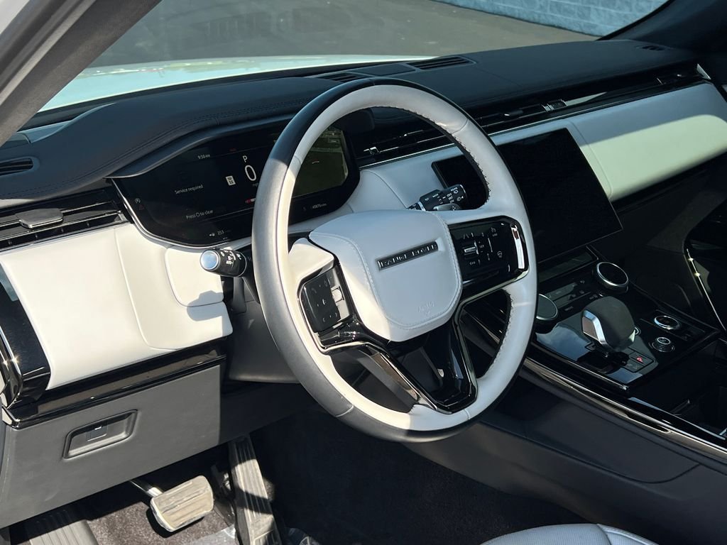 Used 2023  Land Rover SE Dynamic image 15