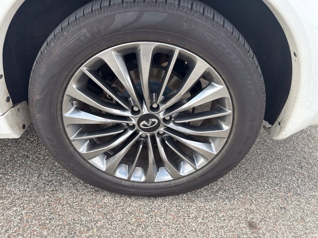 Used 2019 White INFINITI LUXE image 6