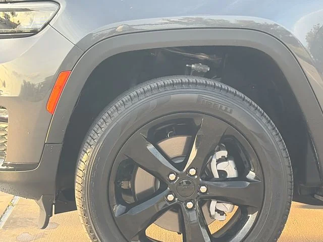 New 2025 Baltic Gray Metallic Clear-Coat Exterior Paint Jeep Limited image 5