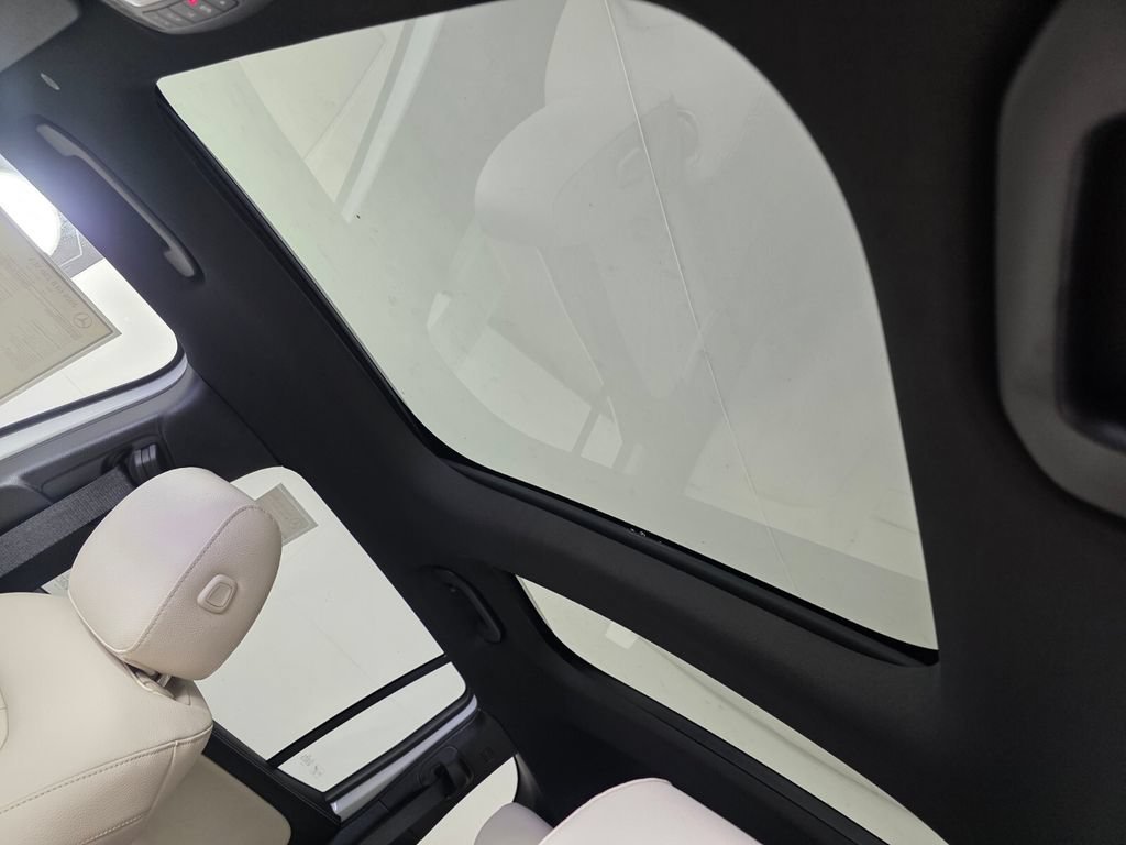 New 2026 Polar White Mercedes-Benz GLB 250 image 25