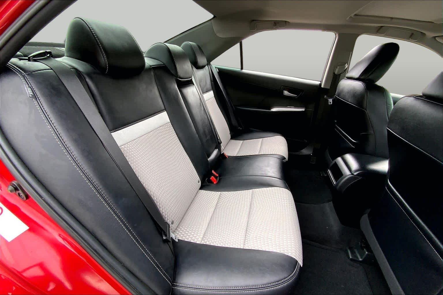 Used 2014 Barcelona Red Metallic Toyota SE image 19